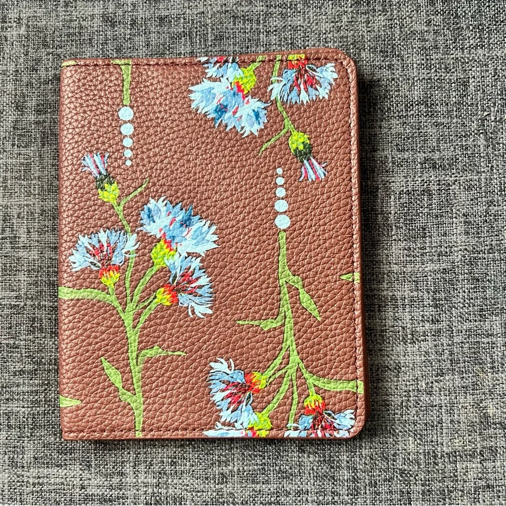 NWT.  Vera Bradley Faux Leather Passport Cover.  Bachelor Button Dot print. - Picture 3 of 6